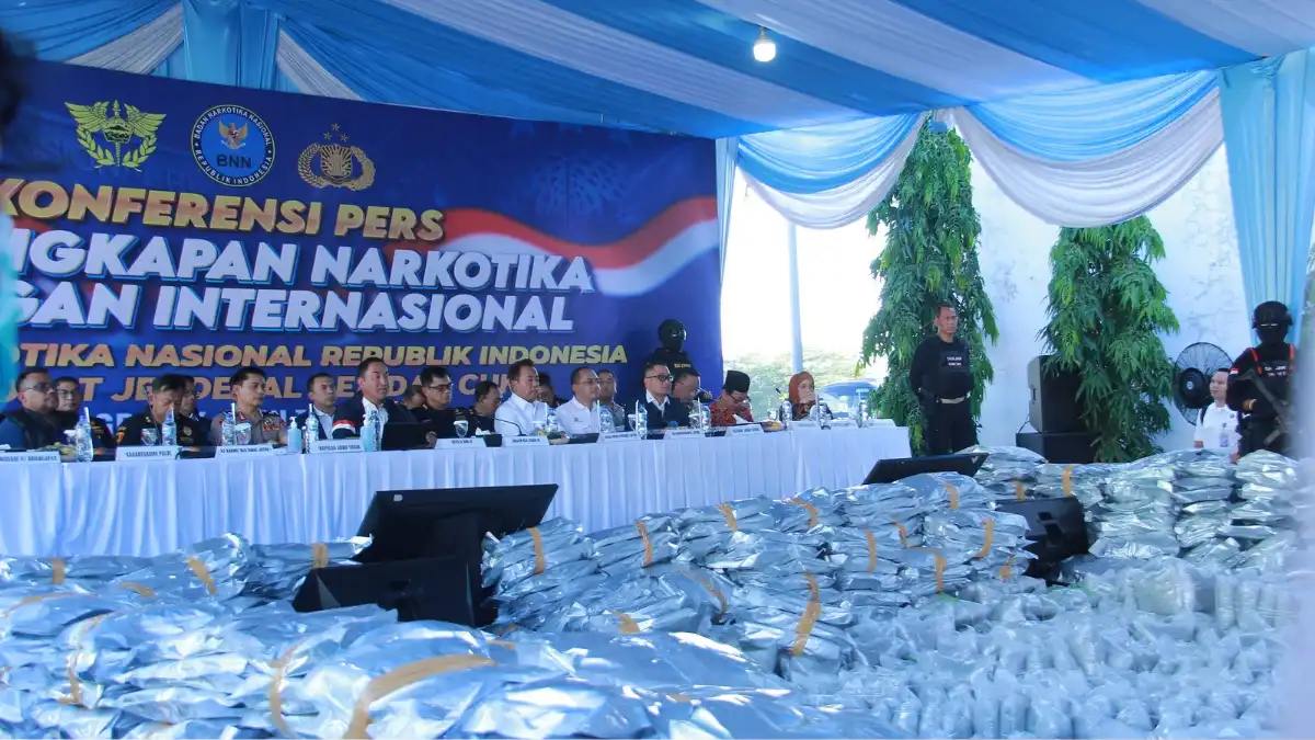 Tumpukan 3,37 ton cannabis buds asal Thailand saat dipamerkan BNN RI di Gersik.