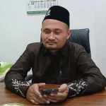 Kepala Seksi Penyelenggara Haji dan Umrah Kemenag Sumenep, KH. Ahmad Halimy, saat ditemui porosbaru di ruangannya. (foto:porosbaru.com/aditya)