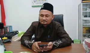 KH Ahmad Halimy Kepala Seksi Penyelenggara Haji dan Umrah Kemenag Sumenep, KH. Ahmad Halimy, saat ditemui porosbaru di ruangannya. (foto:porosbaru.com/aditya)