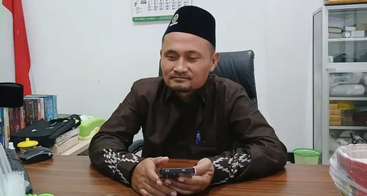 Kepala Seksi Penyelenggara Haji dan Umrah Kemenag Sumenep, KH. Ahmad Halimy, saat ditemui porosbaru di ruangannya. (foto:porosbaru.com/aditya)