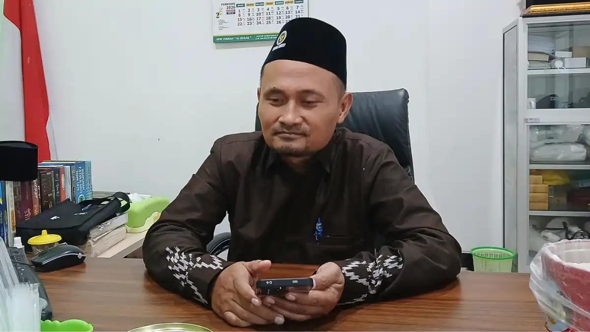 Kepala Seksi Penyelenggara Haji dan Umrah Kemenag Sumenep, KH. Ahmad Halimy, saat ditemui porosbaru di ruangannya. (foto:porosbaru.com/aditya)