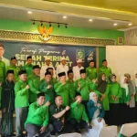 Ketua DPC PKB Sumenep, Kamalil Ersyad, bersua foto dengan pengurusnya.