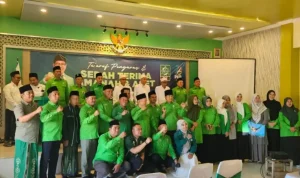 Ketua DPC PKB Sumenep, Kamalil Ersyad, bersua foto dengan pengurusnya.