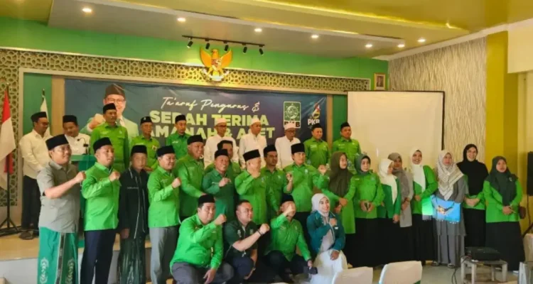 Ketua DPC PKB Sumenep, Kamalil Ersyad, bersua foto dengan pengurusnya.