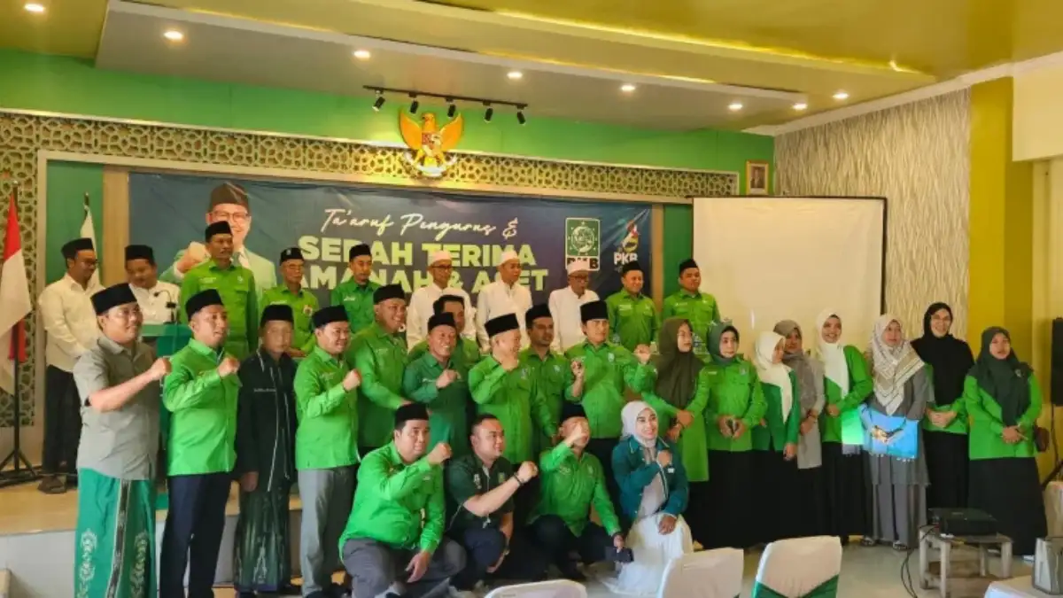 Ketua DPC PKB Sumenep, Kamalil Ersyad, bersua foto dengan pengurusnya.