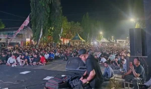 Piala Dunia di Sumenep Madura (1) Ribuan warga Sumenep duduk bersila saat nobar final Piala Dunia 2026 dini hari.