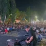 Piala Dunia di Sumenep Madura (1) Ribuan warga Sumenep duduk bersila saat nobar final Piala Dunia 2026 dini hari.