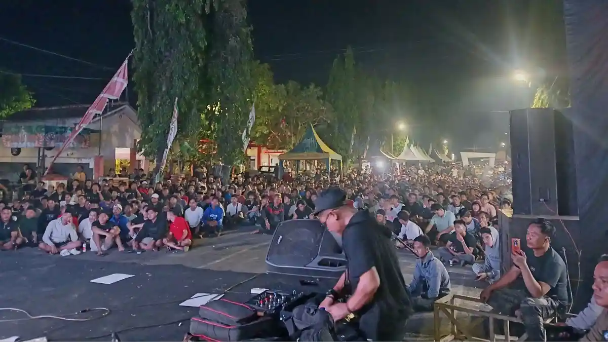 Ribuan warga Sumenep duduk bersila saat nobar final Piala Dunia 2026 dini hari.