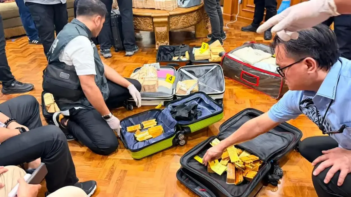 Tumpukan emas dan uang dolar dalam pegeledahan di Sentul.