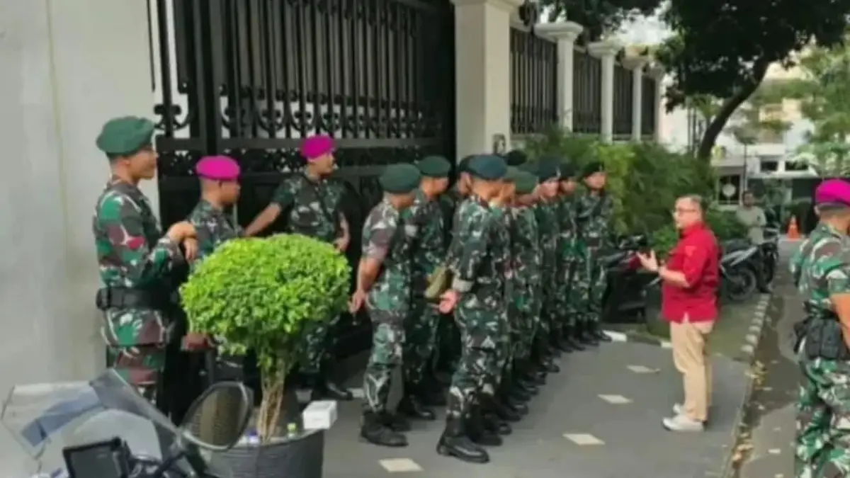 Rumah Febrie Adriansyah Dijaga TNI, Polisi Temukan Brankas Berisi 74 Kg Emas dan Uang Dolar di Sentul 1 rumah Jampidsus Kejagung, Febrie Adriansyah, di Jakarta Selatan, terlihat dijaga sejumlah personel TNI bersenjata.