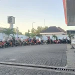 Antrian panjang masih terjadi di SPBU Manding, Sumenep, terutama di malam hari.