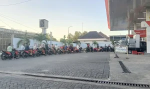Antrian panjang masih terjadi di SPBU Manding, Sumenep, terutama di malam hari.