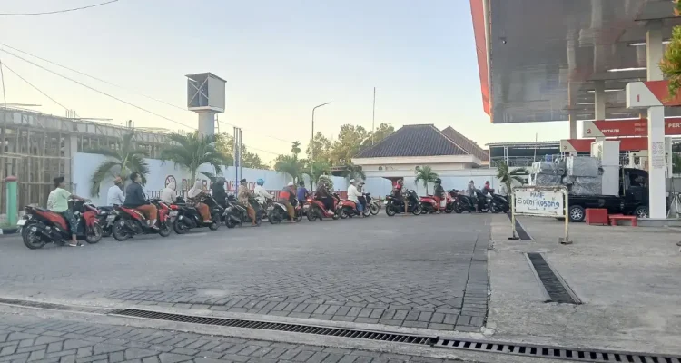 Antrian panjang masih terjadi di SPBU Manding, Sumenep, terutama di malam hari.