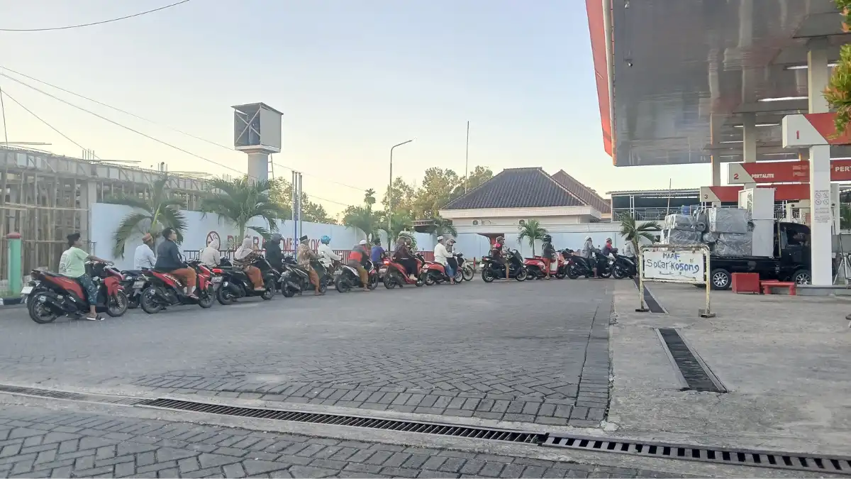Antrian panjang masih terjadi di SPBU Manding, Sumenep, terutama di malam hari.