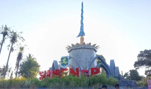 Tugu keris di Desa Sendang, Kecamatan Pragaan, Sumenep.