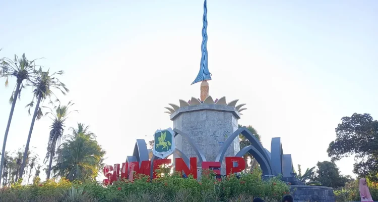 Tugu keris di Desa Sendang, Kecamatan Pragaan, Sumenep.