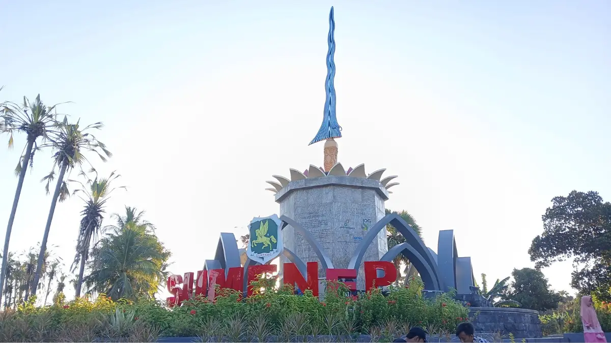 Tugu keris di Desa Sendang, Kecamatan Pragaan, Sumenep.