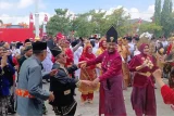 Meriah! Momen Bupati Sumenep dan Wakilnya Menari Bergandengan Tangan di HUT RI 81 12 Meriah! Momen Bupati Sumenep dan Wakilnya Menari Bergandengan Tangan di HUT RI 81