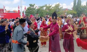 Bupati Sumenep dan Wakilnya menari bergandengan tangan di hut ri Bupati Sumenep dan Wabub Menari Bergandengan Tangan di HUT RI Pemkab Sumenep