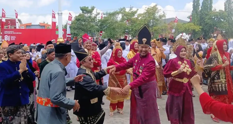 Bupati Sumenep dan Wabub Menari Bergandengan Tangan di HUT RI Pemkab Sumenep