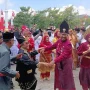 Bupati Sumenep dan Wakilnya menari bergandengan tangan di hut ri Bupati Sumenep dan Wabub Menari Bergandengan Tangan di HUT RI Pemkab Sumenep