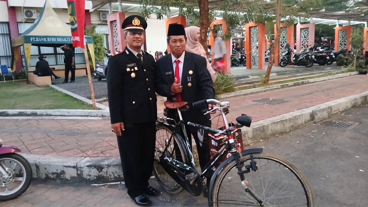 HUT RI 81: Sepeda Ontel, Cinta, dan Kenangan Drs. Syaiful Bahri 1 HUT RI : Drs. Syaiful Bahri Perpuda Sumenep.