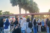 HUT RI 81 : Puluhan Warga dan Keluarga Paskibraka Sumenep Saksikan Upacar dari Balik Pagar Pemkab 10 HUT RI 81 : Puluhan Warga dan Keluarga Paskibraka Sumenep Saksikan Upacar dari Balik Pagar Pemkab