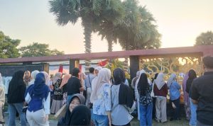 Paskibraka HUT RI Pemkab Sumenep Puluhan warga dan keluarga Paskibraka Sumenep saksikan upacara HUT RI 81 Sumenep di balik pagar Kantor Pemkab.