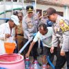 Kekeringan di Batuputih, Kombes Pol Ariek Indra Sentanu Salurkan 12 Ribu Liter Air Bersih 2 Kekeringan Melanda Batuputih, Kapolresta Sumenep Salurkan 12 Ribu Liter Air Bersih