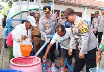 Kekeringan di Batuputih, Kombes Pol Ariek Indra Sentanu Salurkan 12 Ribu Liter Air Bersih 7 Kekeringan di Batuputih, Kombes Pol Ariek Indra Sentanu Salurkan 12 Ribu Liter Air Bersih