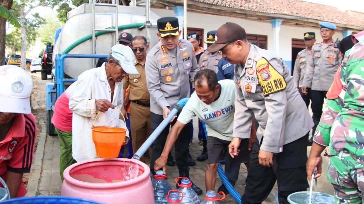 Kekeringan di Batuputih, Kombes Pol Ariek Indra Sentanu Salurkan 12 Ribu Liter Air Bersih 1 Kekeringan Melanda Batuputih, Kapolresta Sumenep Salurkan 12 Ribu Liter Air Bersih