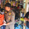 Polrestabes Surabaya bersama Satpol PP dan BPBD tengah mengevakuasi korban dari warung Madura.