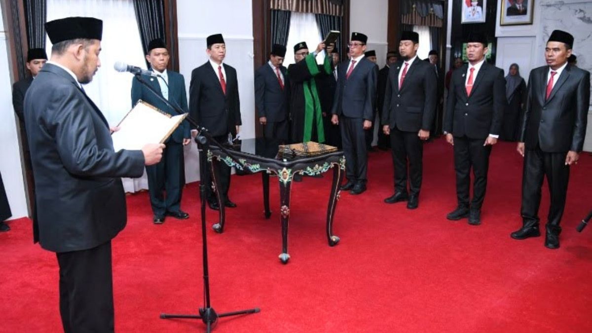 Bupati Sumenep Kembali Lantik 4 Kepala OPD, Ini Perintahnya 1 Bupati Sumenep, Achmad Fauzi Wongsojudo, melantik dan mengambil sumpah empat Kepala OPD Pemkab Sumenep.