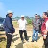 Staf Khusus Mentri Sosial, Ishaq Zubaedi Raqib, meninjau langsung lahan kedua yang akan dibangun Sekolah Rakyat di Desa Gunggung, Batuan, Sumenep, Sabtu (08/08). (porosbaru.com/aditya).