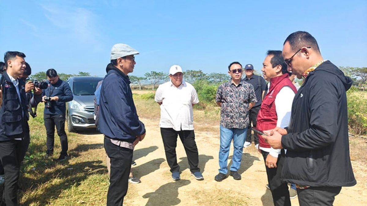 Staf Khusus Mentri Sosial, Ishaq Zubaedi Raqib, meninjau langsung lahan kedua yang akan dibangun Sekolah Rakyat di Desa Gunggung, Batuan, Sumenep, Sabtu (08/08). (porosbaru.com/aditya).