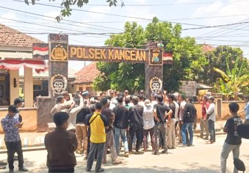 MR Belum Jadi Tersangka, Keluarga Korban Gruduk Polsek Kangean Beri Ultimatum 1×12 Jam 7 MR Belum Jadi Tersangka, Keluarga Korban Gruduk Polsek Kangean Beri Ultimatum 1×12 Jam