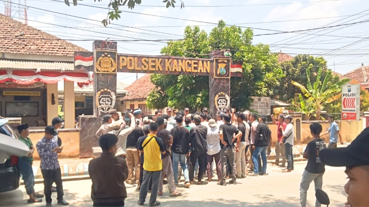 MR Belum Jadi Tersangka, Keluarga Korban Gruduk Polsek Kangean Beri Ultimatum 1×12 Jam 1 Dugaan Pencabulan Kangean Sumenep