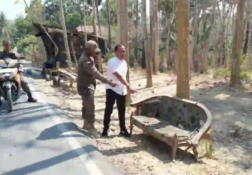 Ditinggalkan di Atas Kursi Rusak, Bayi Laki-Laki Ditemukan di Bahu Jalan Parenduan 8 Ditinggalkan di Atas Kursi Rusak, Bayi Laki-Laki Ditemukan di Bahu Jalan Parenduan